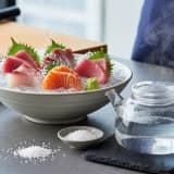 スーパーの魚 刺身の臭みを塩とお湯で簡単除去!プロが教える秘訣